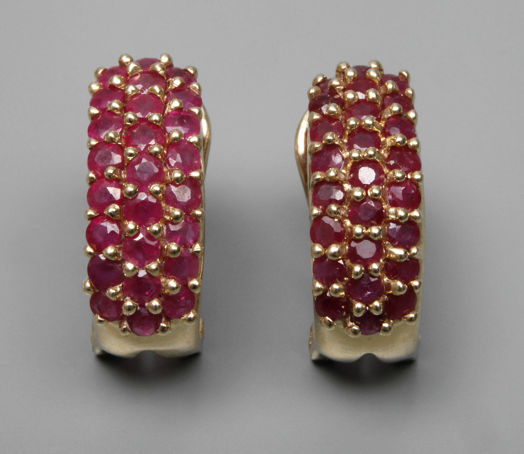 Paar Ohrstecker mit Rubinen
