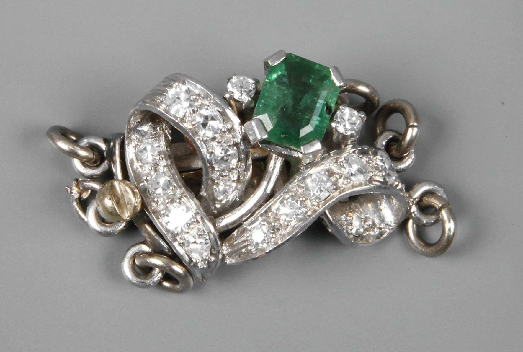 Kettenschließe mit Brillanten und Smaragd