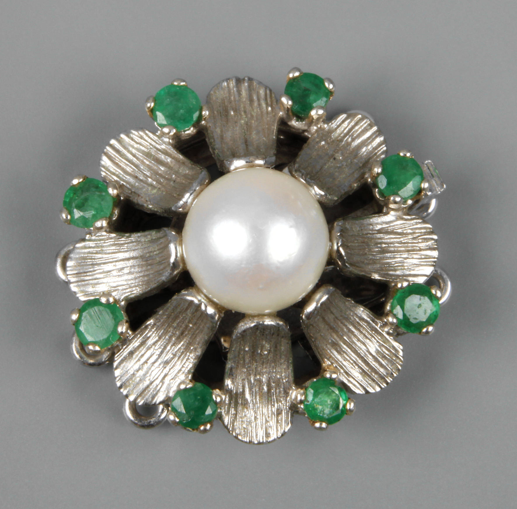 Kettenschließe mit Smaragden und einer Perle