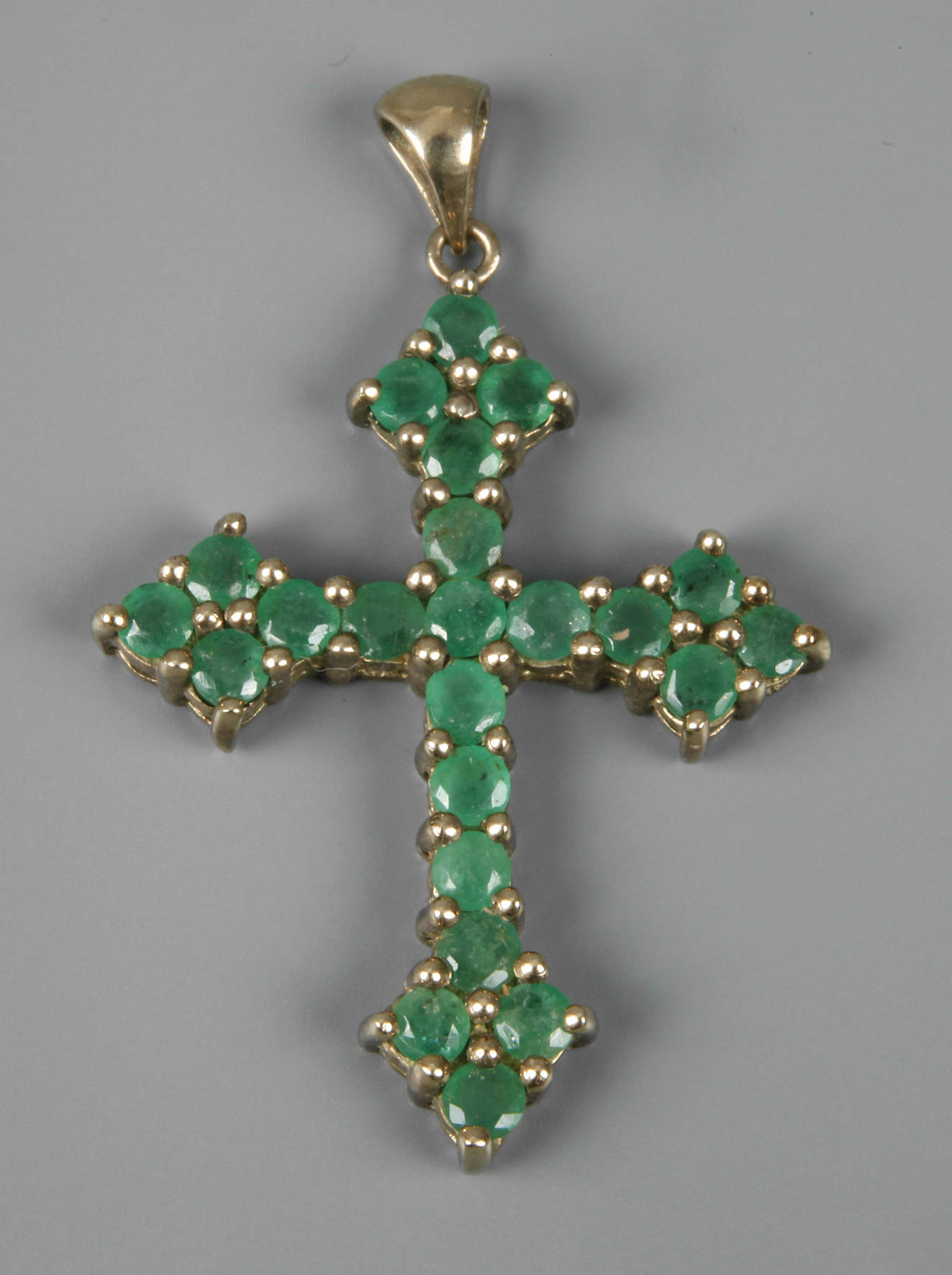 Kreuzanhänger mit Smaragden
