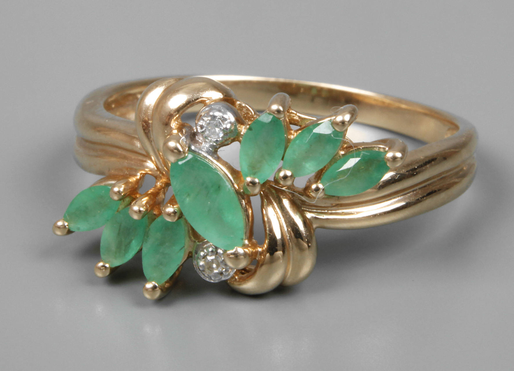 Damenring mit Smaragden und Diamanten