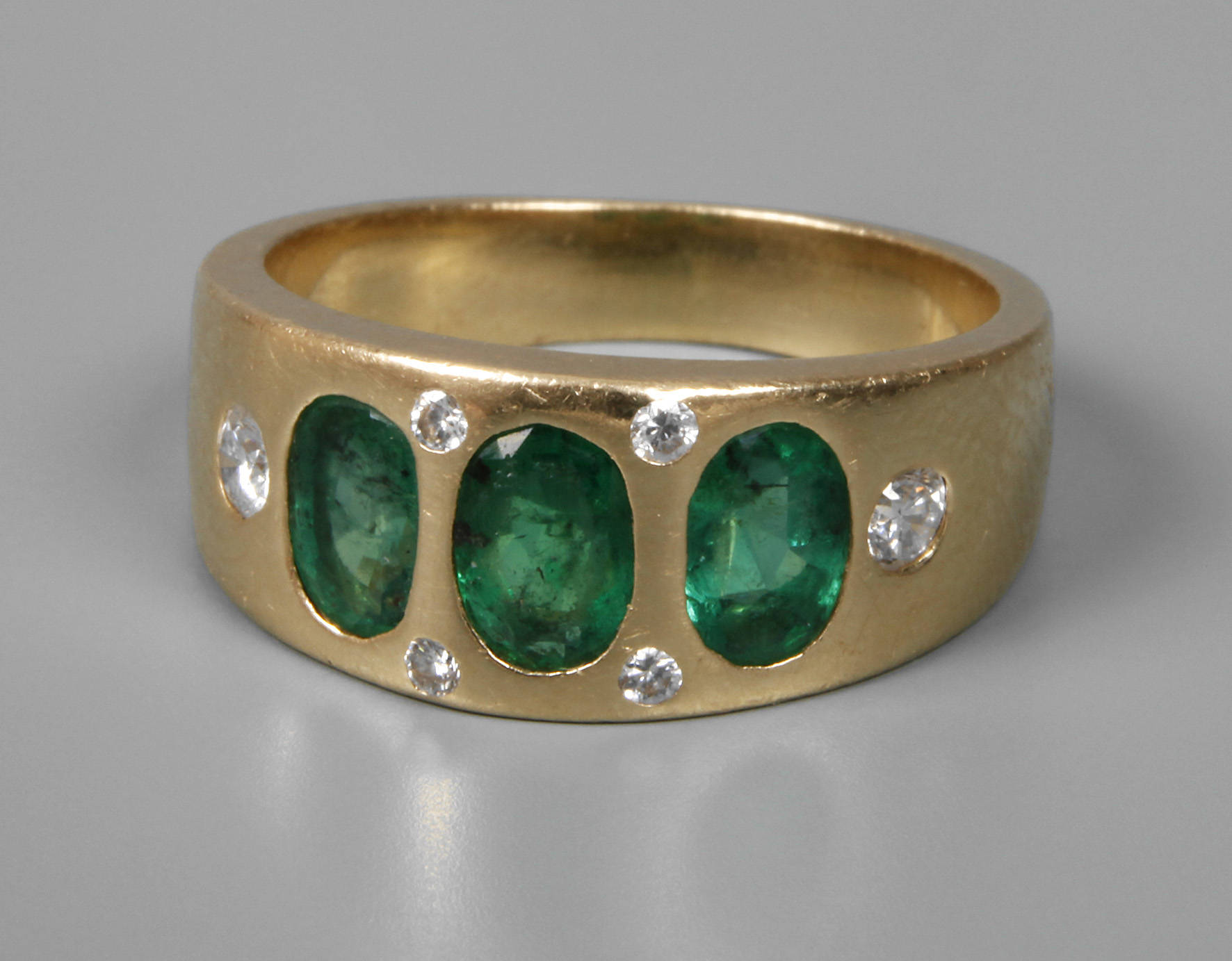 Damenring mit Smaragden und Brillanten