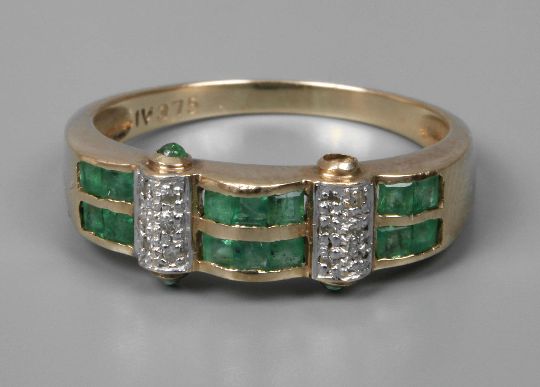 Damenring mit Smaragden und Diamanten