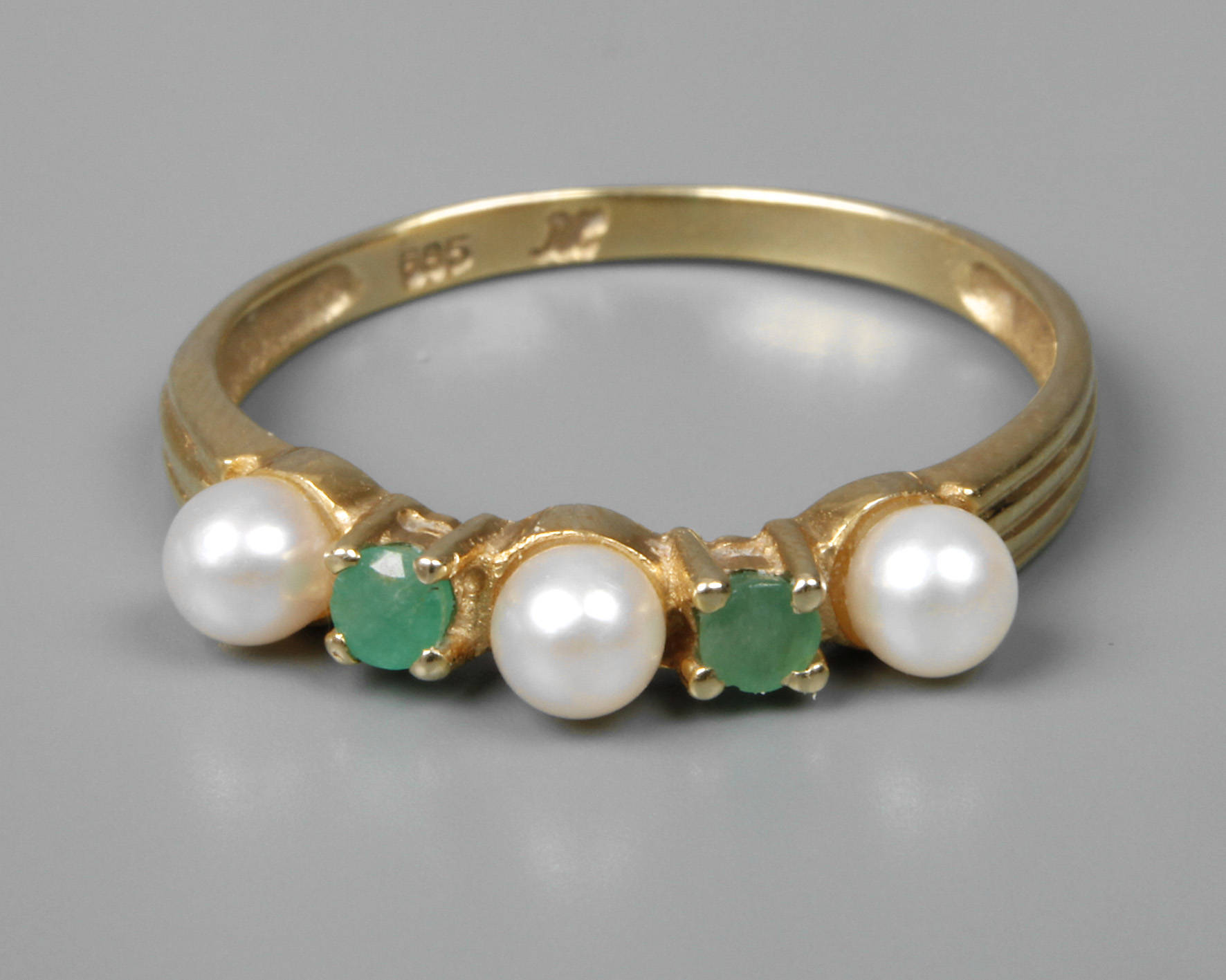 Damenring mit Smaragden und Perlen