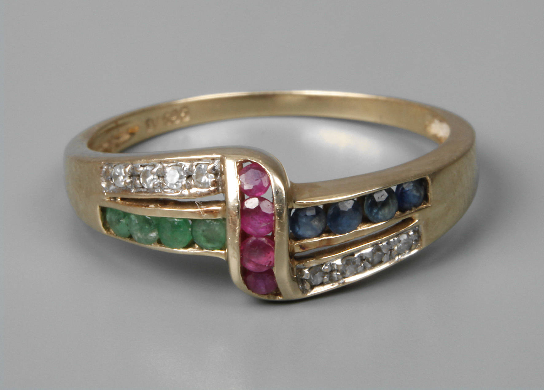 Ring mit Rubinen, Saphiren, Smaragden und Diamanten