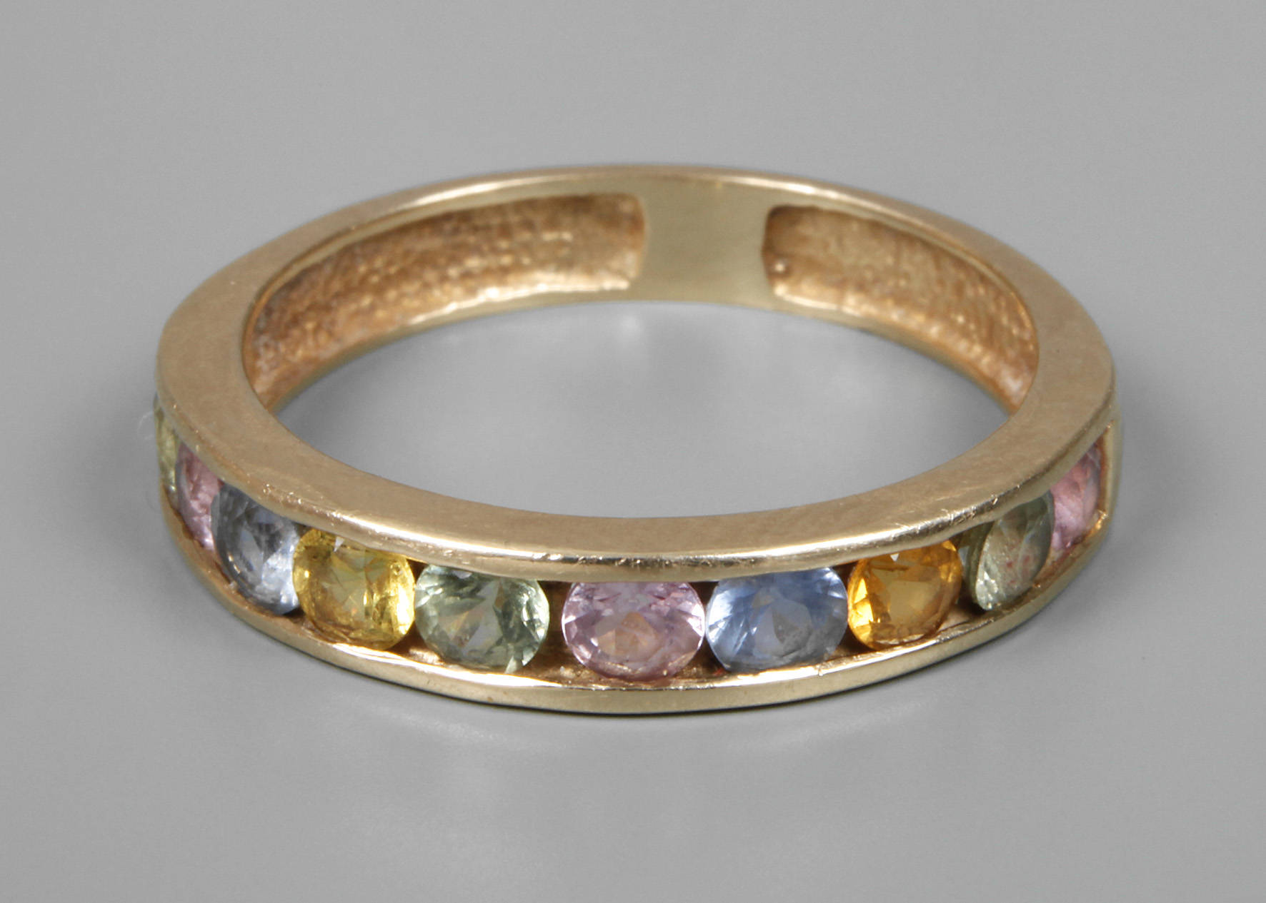 Damenring mit Steinbesatz