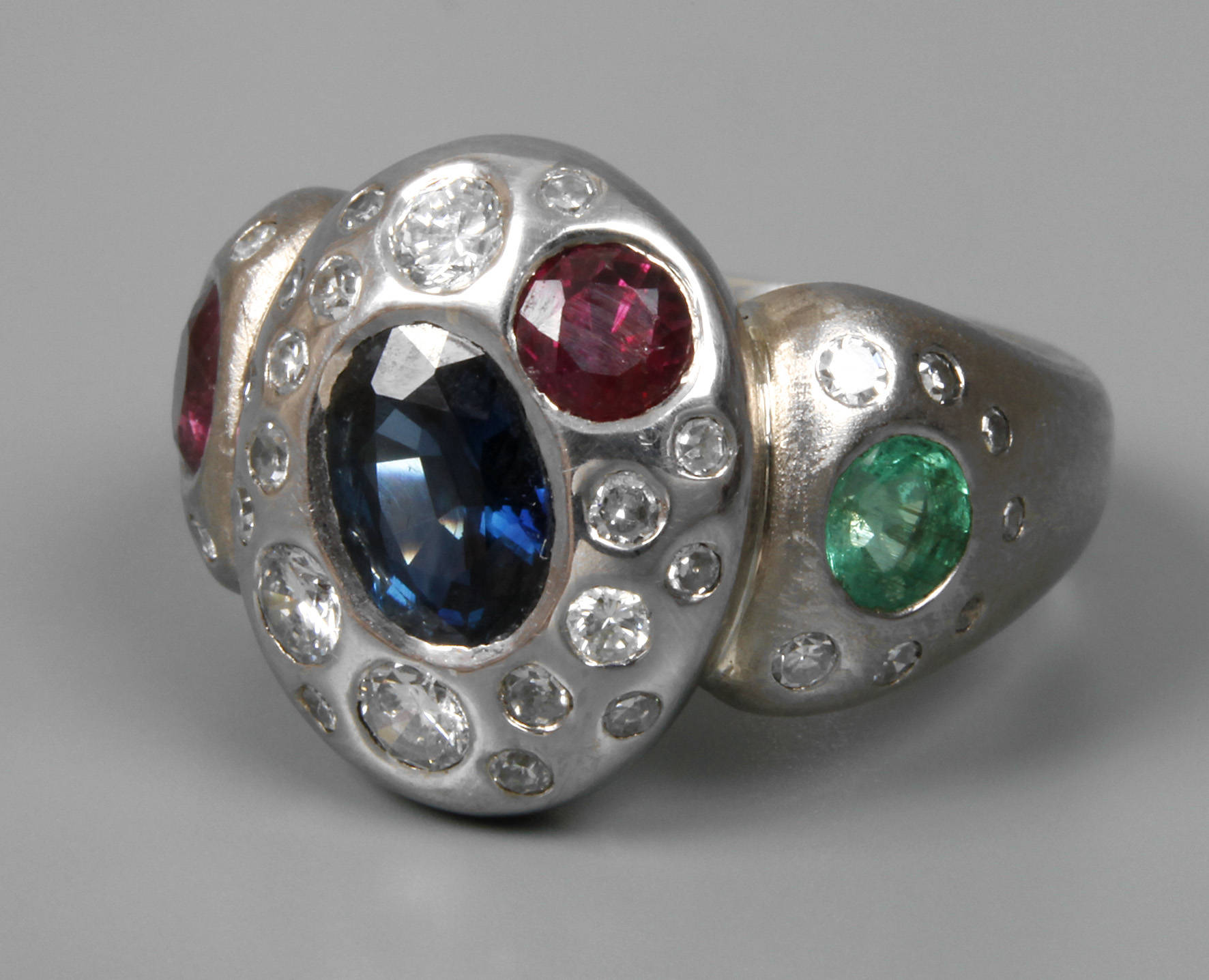 Massiver Damenring mit Steinbesatz