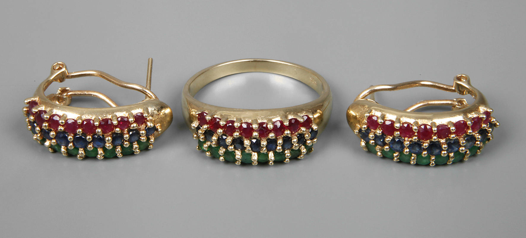 Schmuckset mit Rubinen, Saphiren und Smaragden