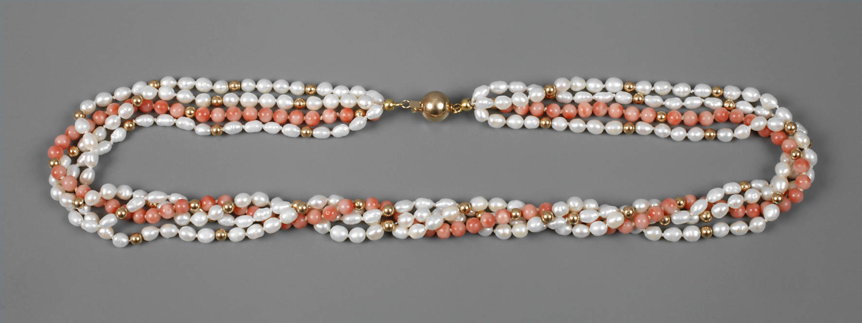 Mehrreihiges Perlencollier mit Korallen