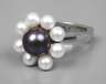 Moderner Damenring mit Perlen