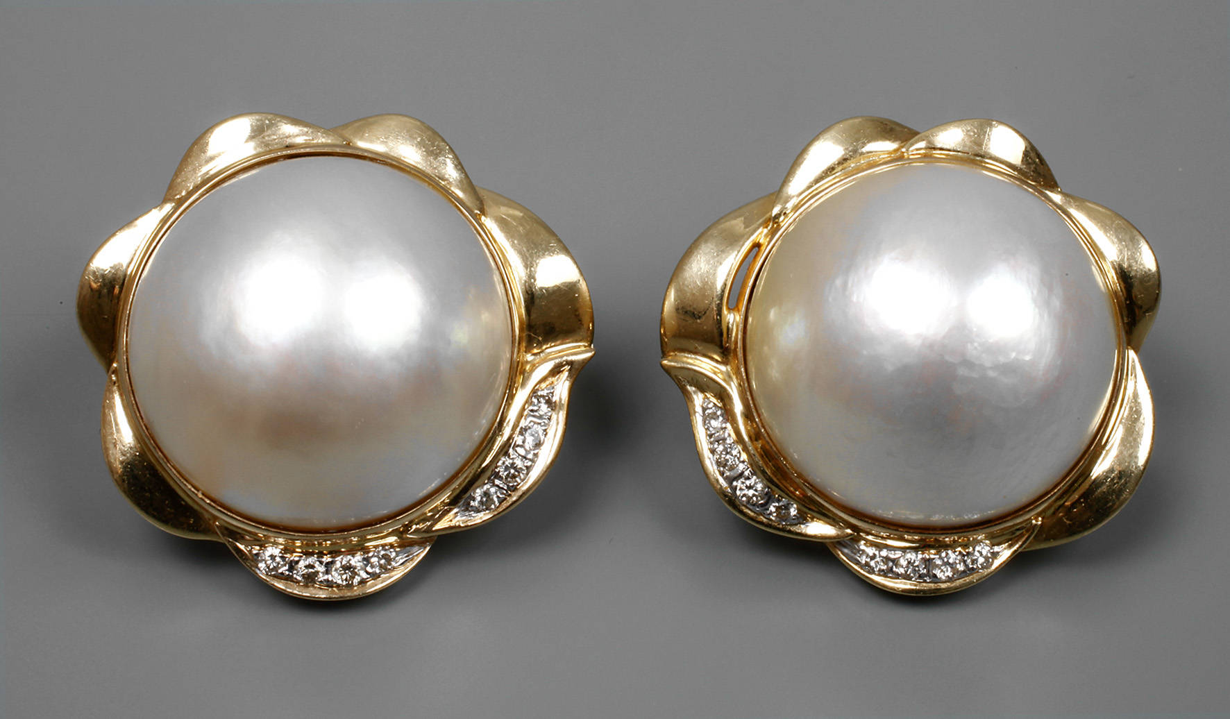 Paar Ohrstecker mit Mabéperlen und Brillanten