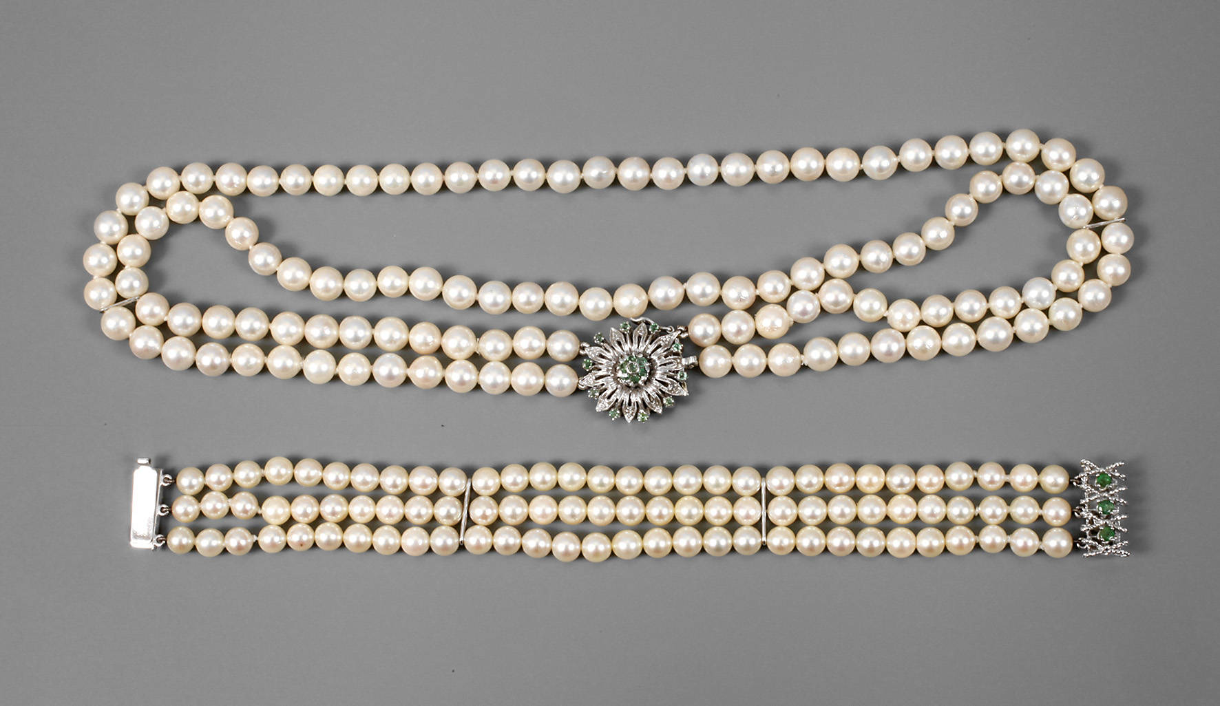 Collier und Armband mit Perlen und Smaragden