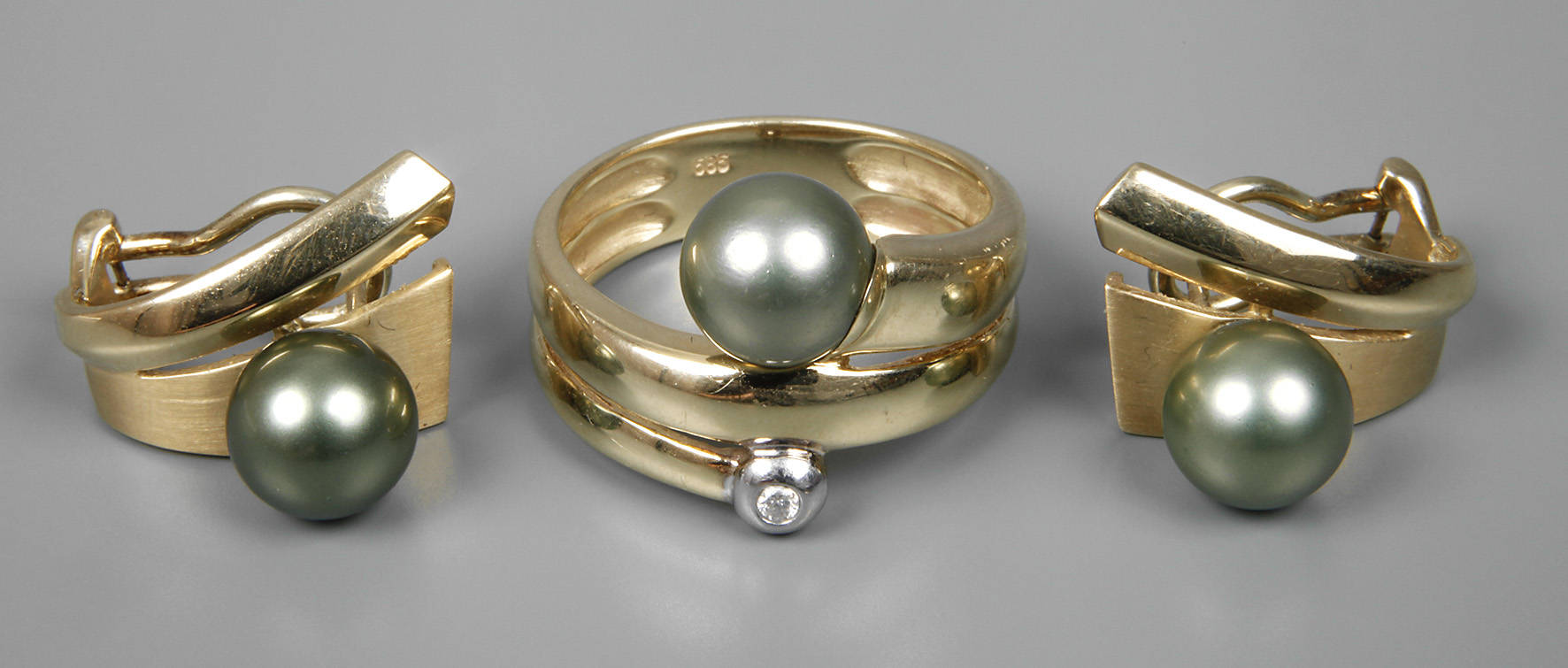 Schmuckset mit grauen Perlen