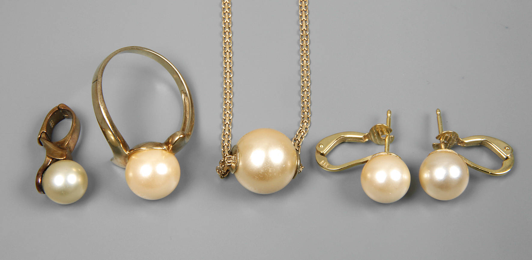 Schmuckset mit Perlen