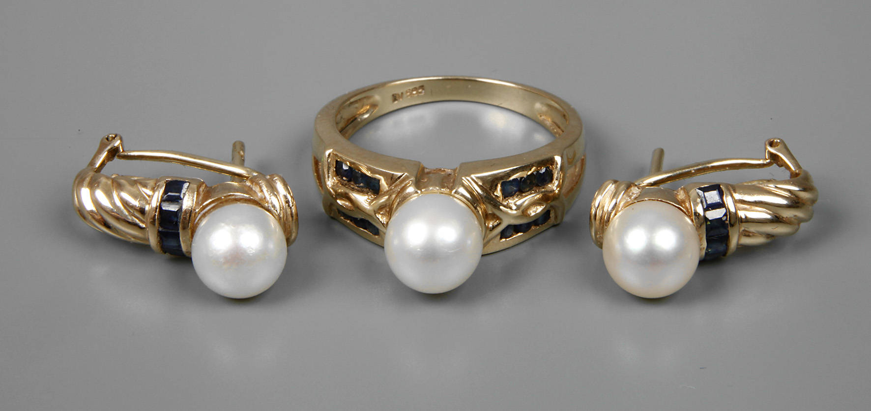 Schmuckset mit Perlen und Saphiren