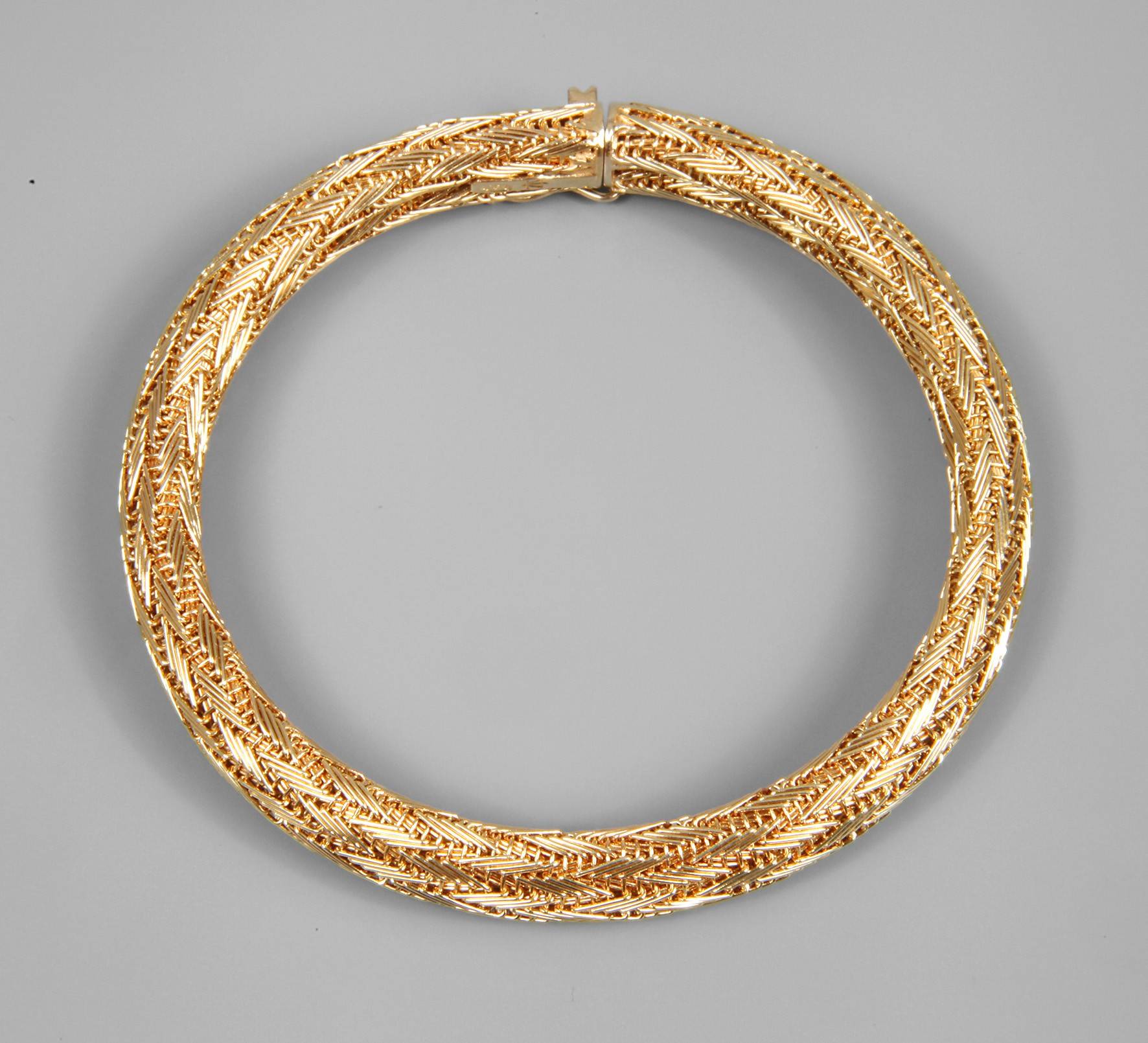 Aufwendig geflochtenes Goldarmband