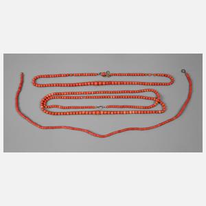 Zwei Korallencolliers