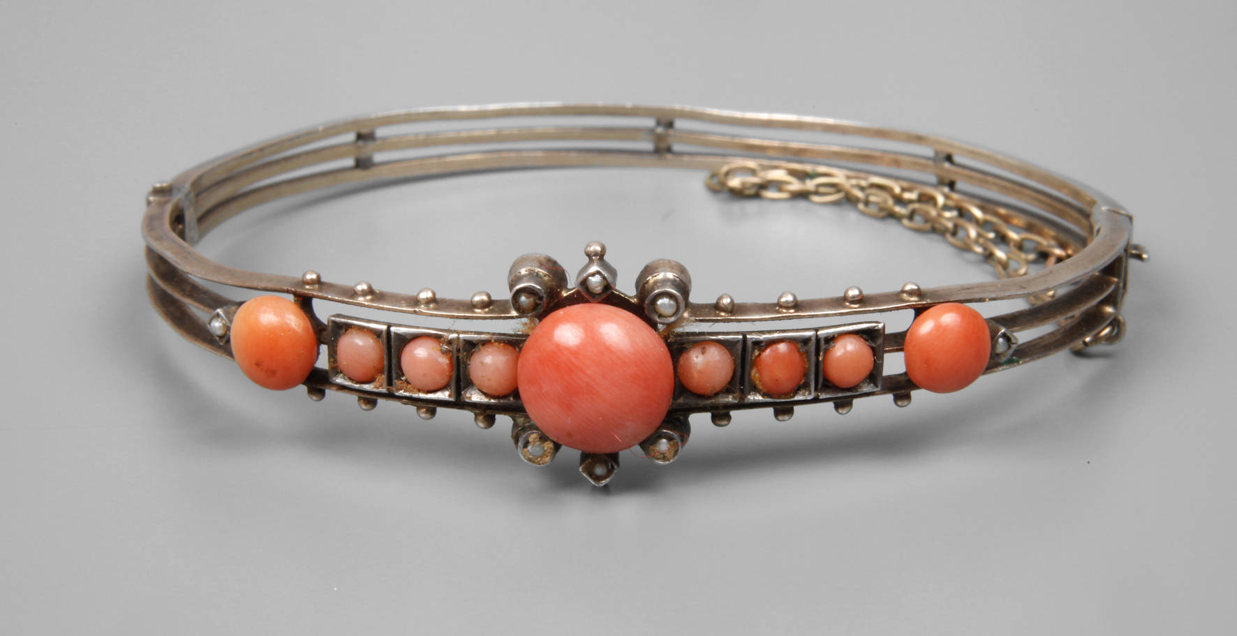 Armreif mit Korallen und Perlen