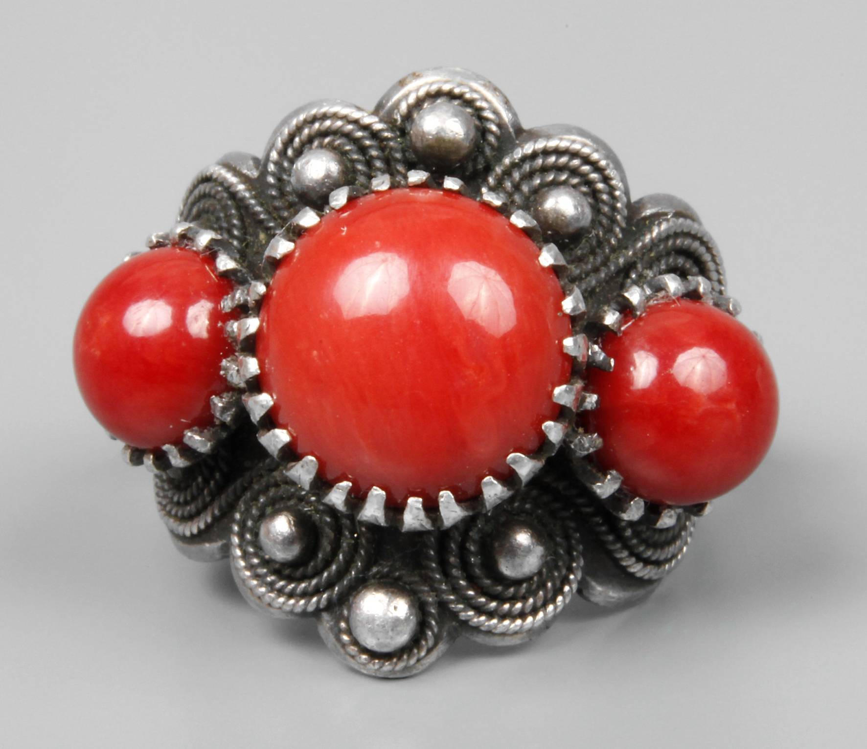 Damenring mit Korallen