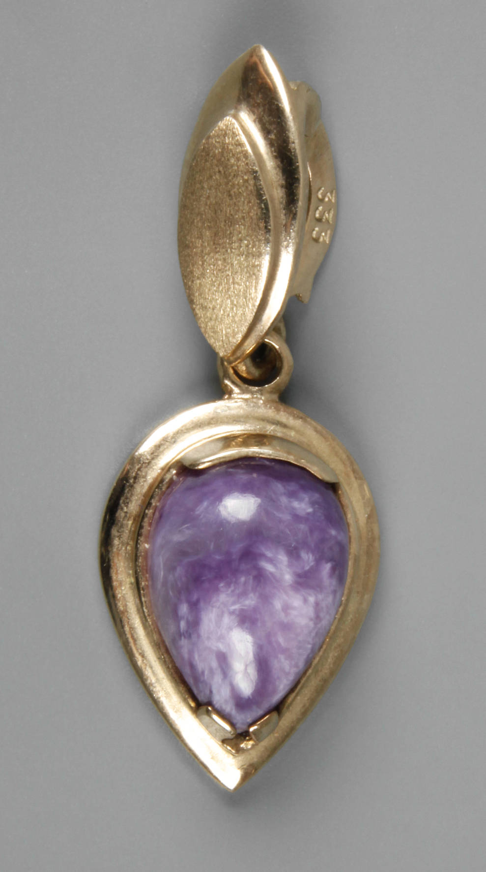 Anhänger mit Charoit