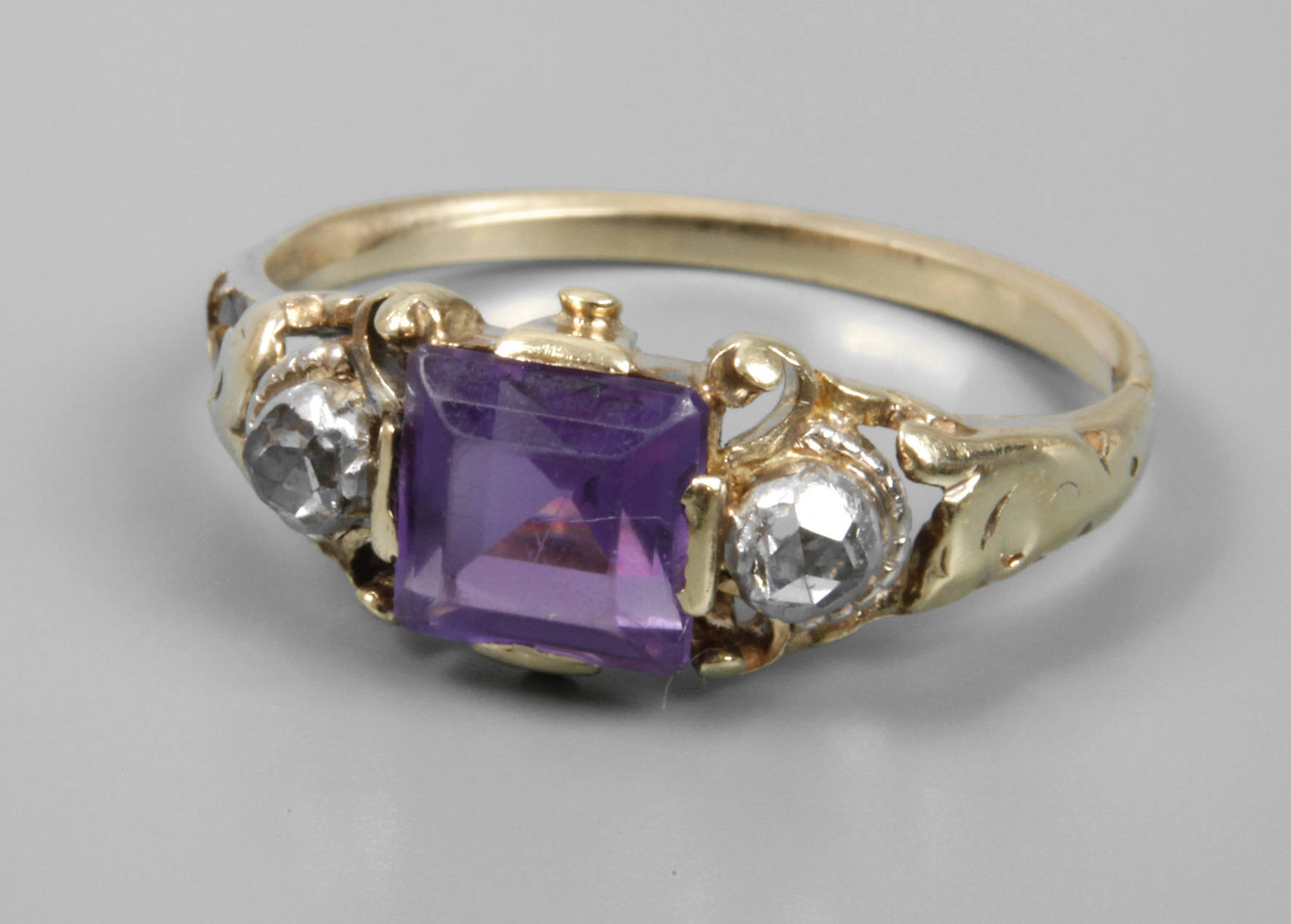Damenring mit Amethyst und Diamanten