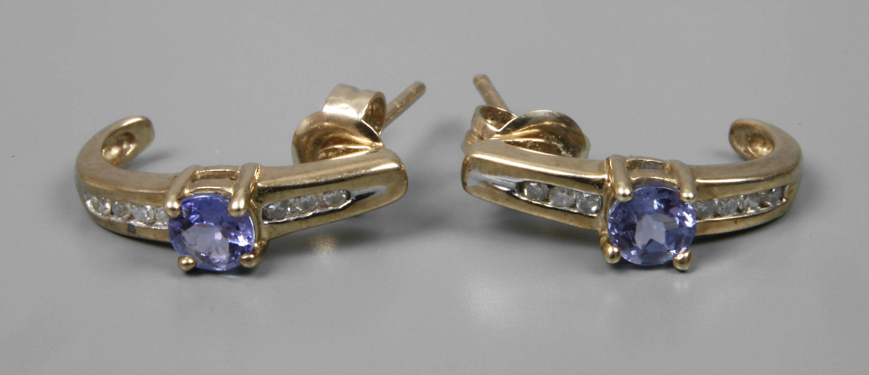 Paar Ohrstecker mit Iolithen und Diamanten