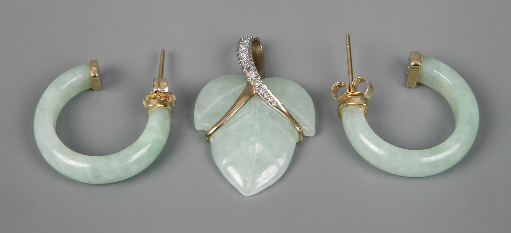 Anhänger und Creolen mit Jade