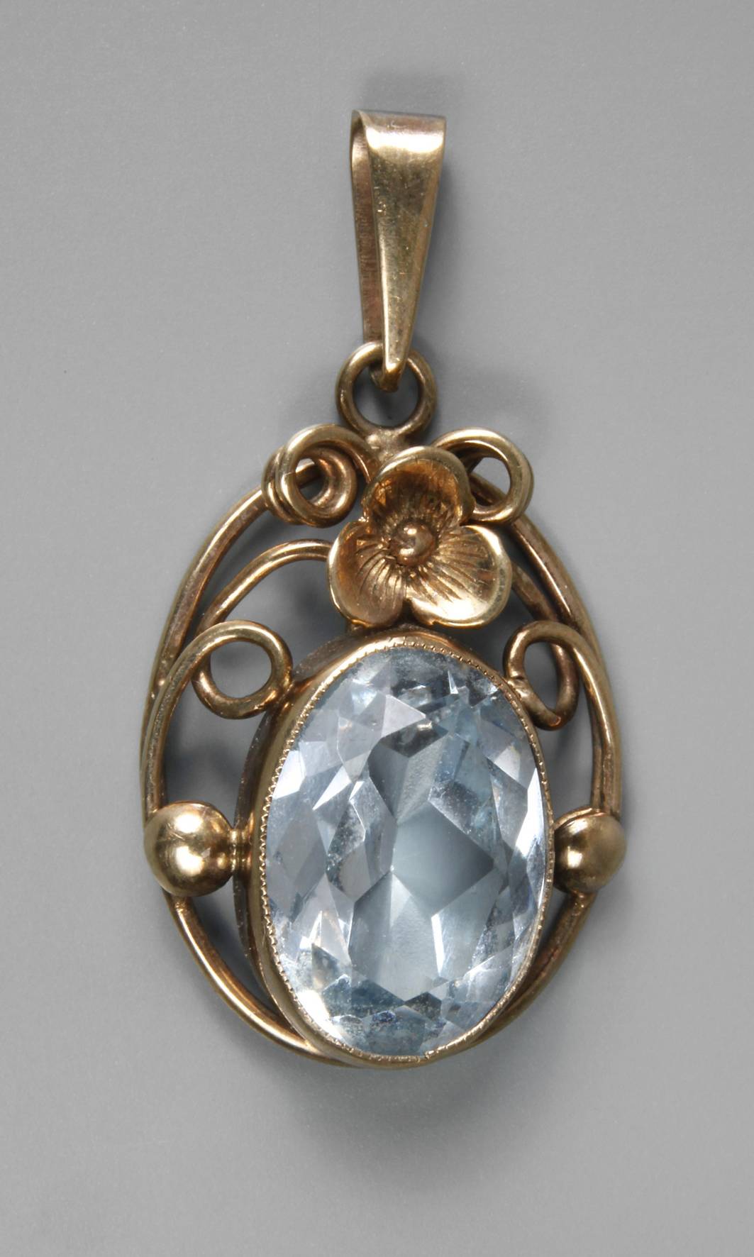 Anhänger mit Steinbesatz