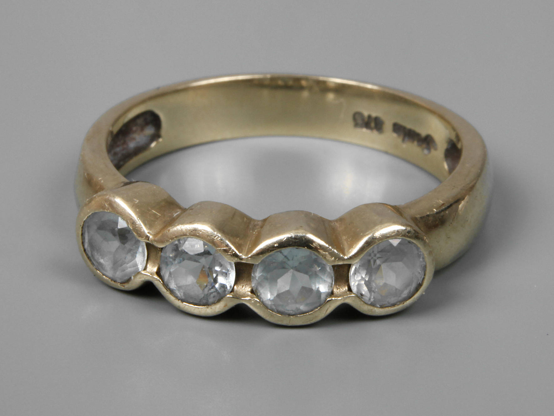 Damenring mit Aquamarinen