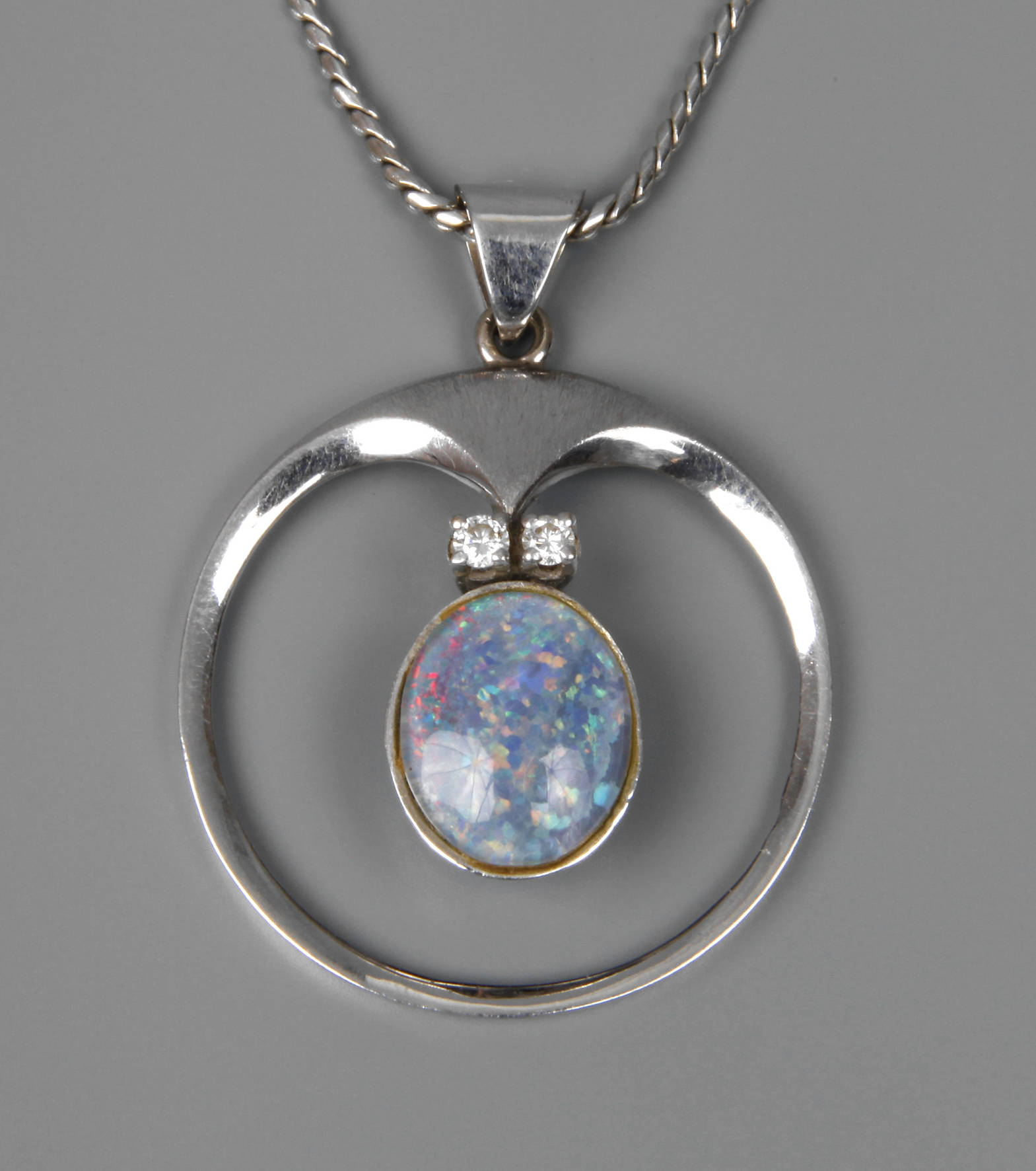 Anhänger mit Edelopal und Brillanten