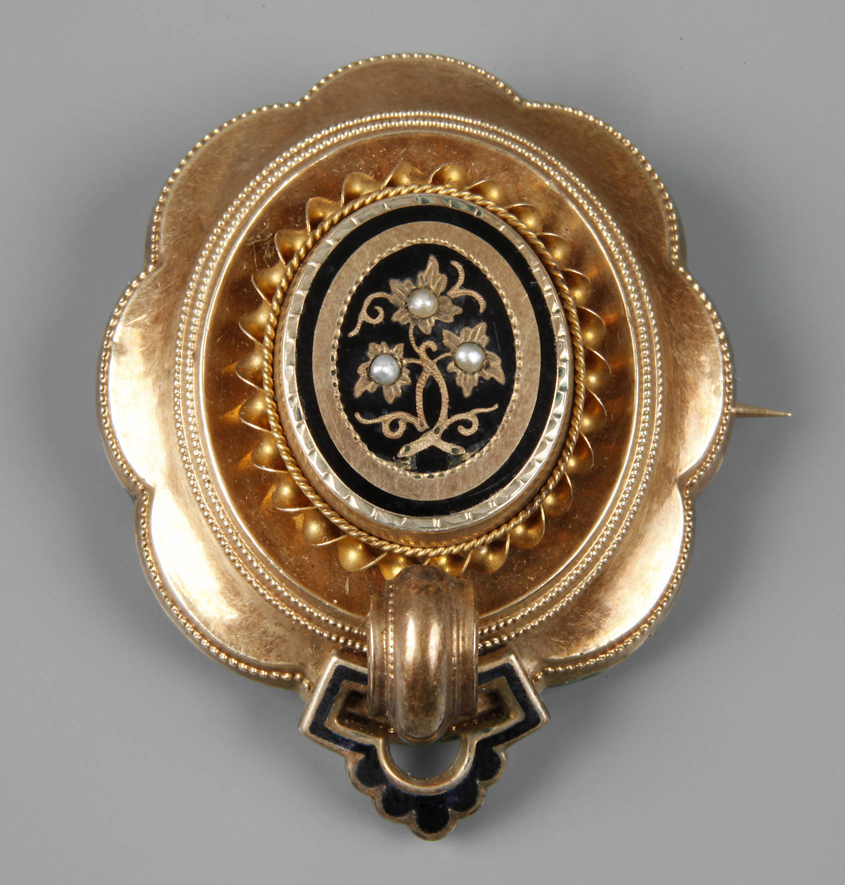 Schaumgoldbrosche mit Email und Saatperlen