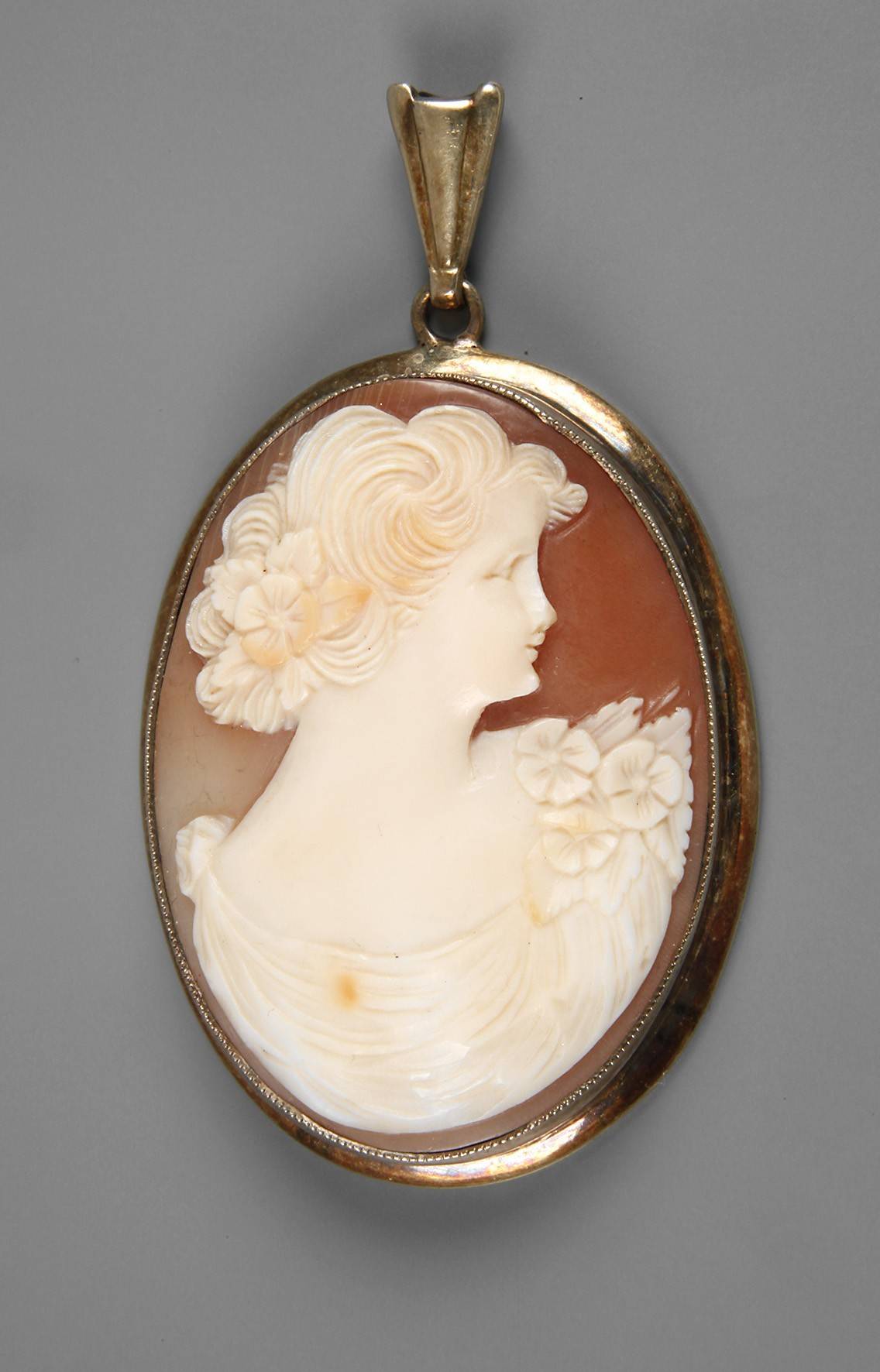 Anhänger mit Muschelkamee