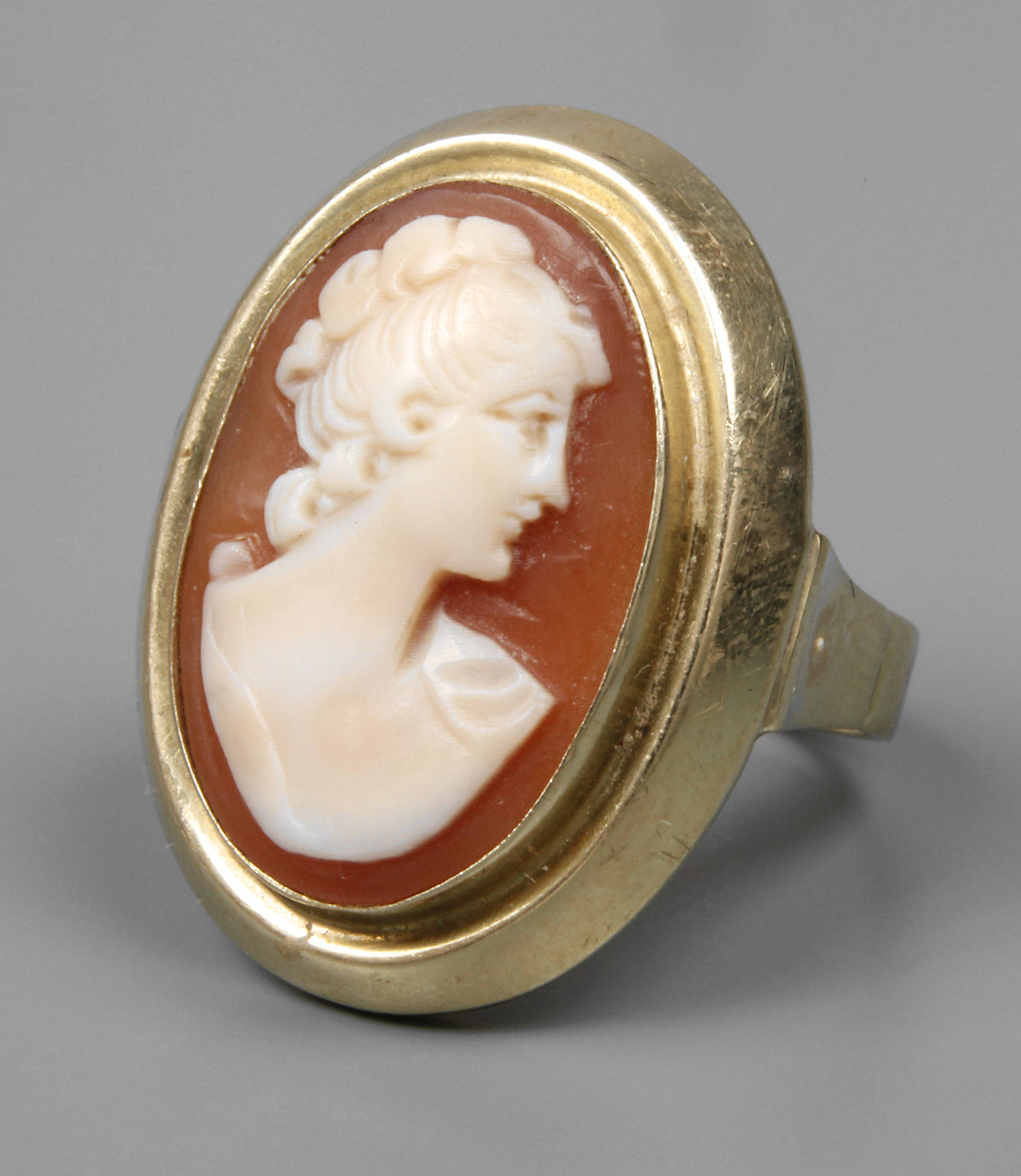 Damenring mit Muschelkamee