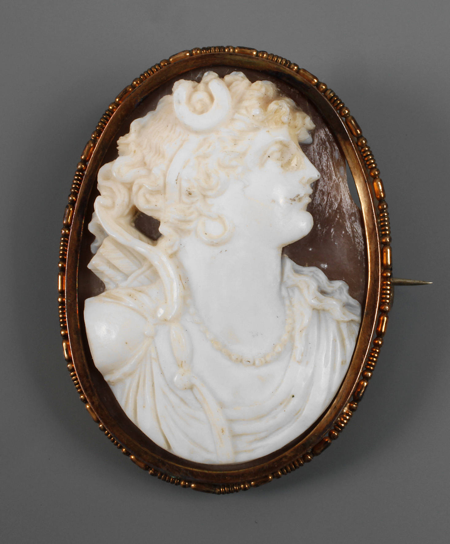 Brosche mit Muschelkamee