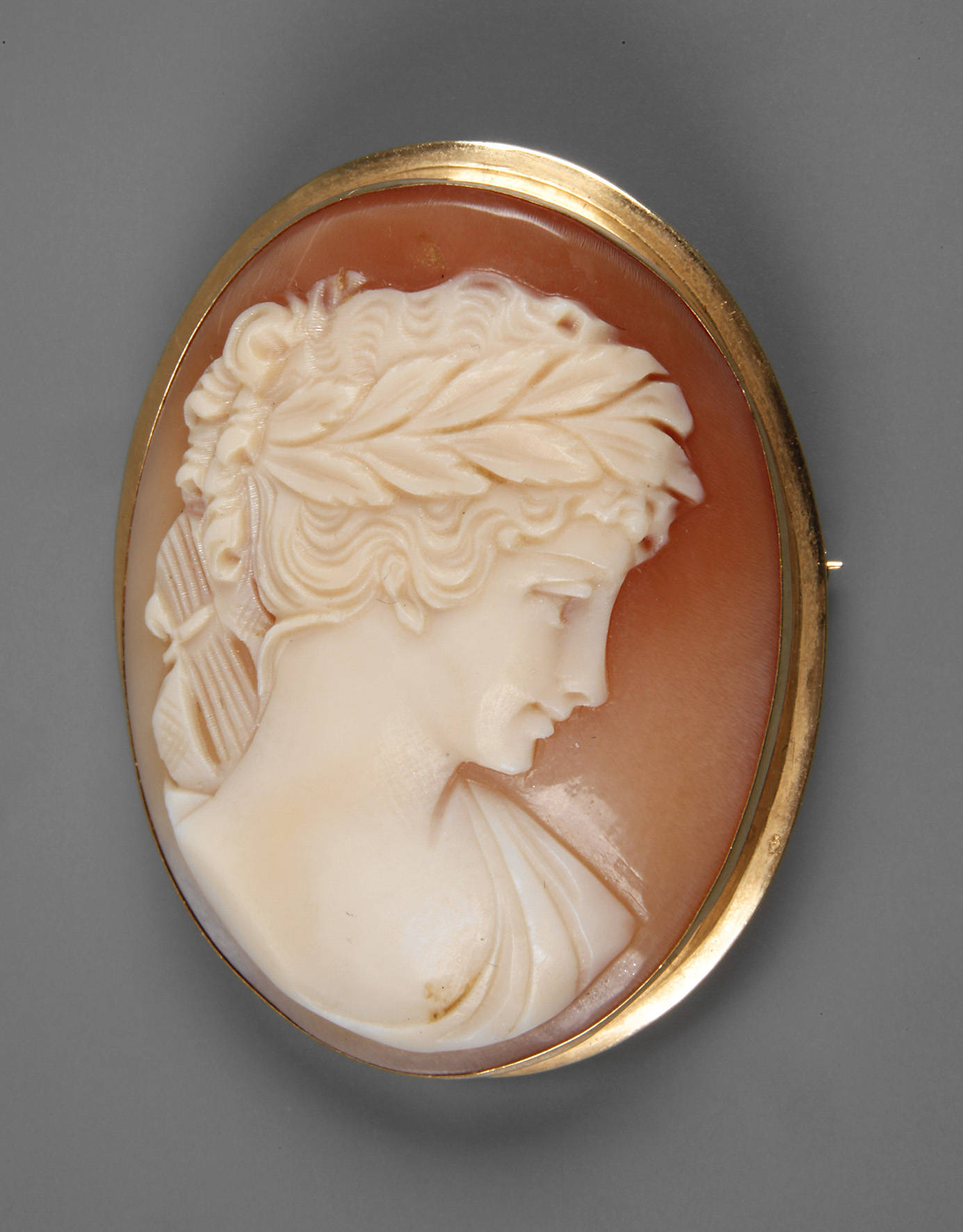 Brosche mit Muschelkamee