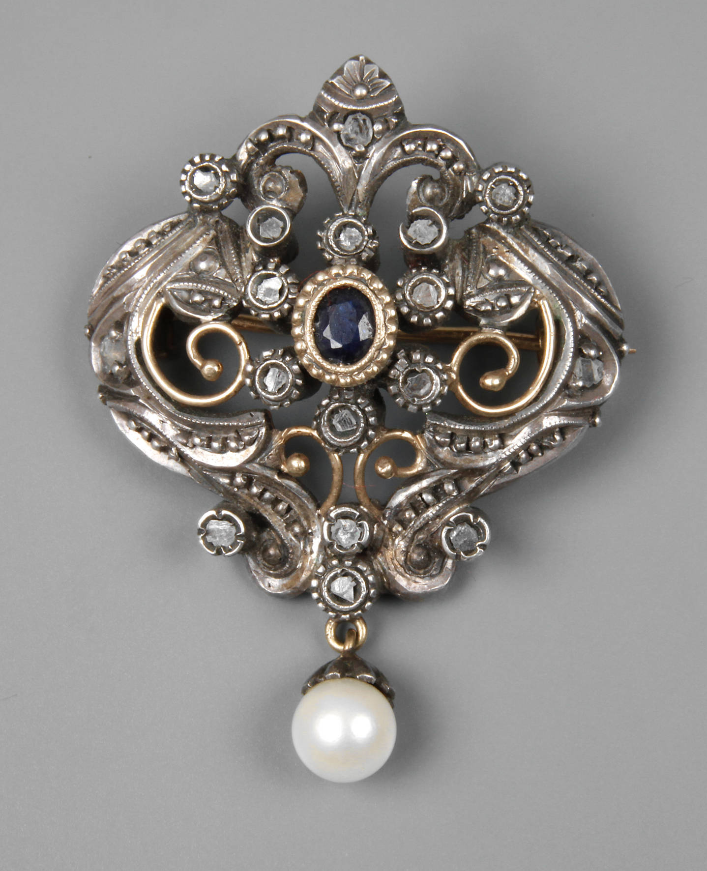 Brosche mit Saphir, Diamanten und Perle