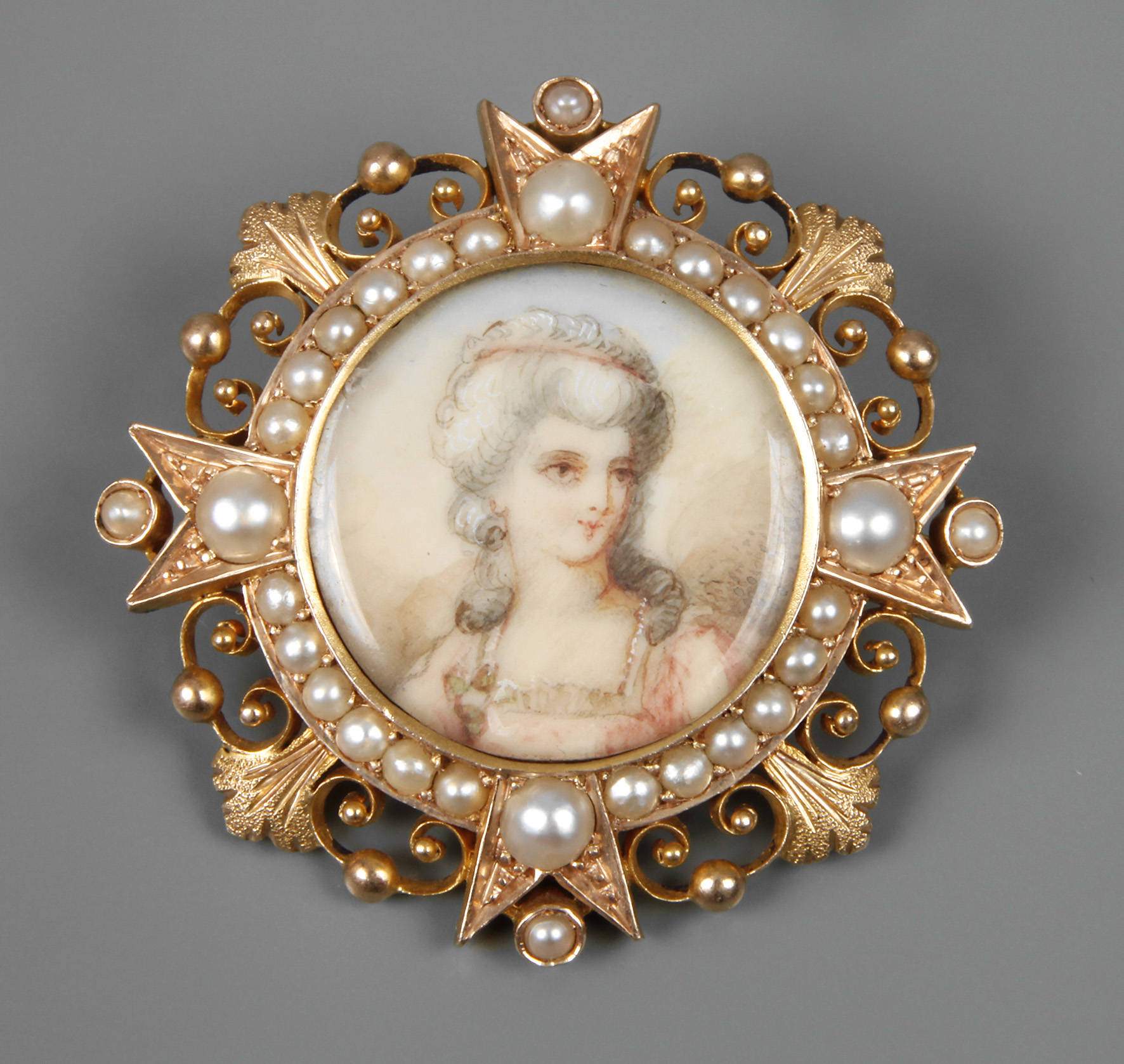 Feine Historismusbrosche mit Perlen