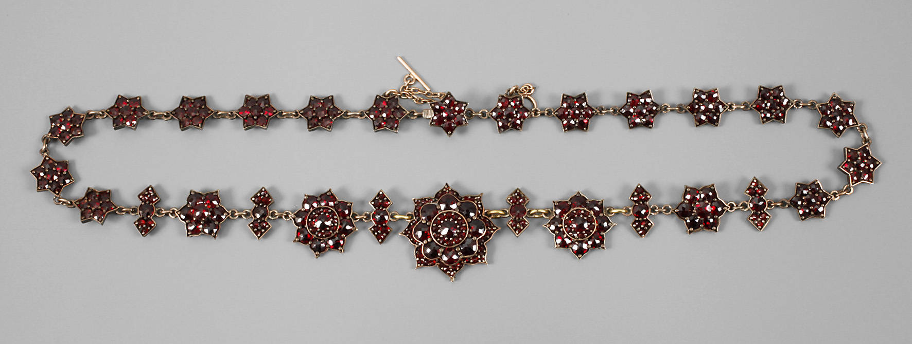 Prächtiges Granatcollier