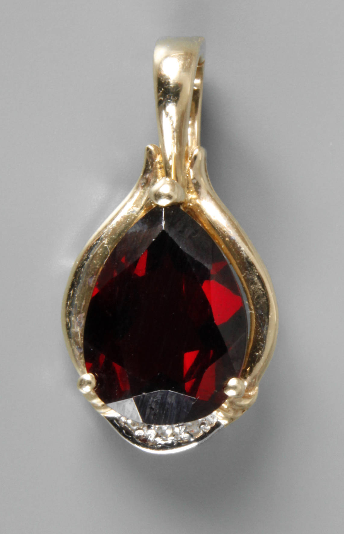 Anhänger mit facettiertem Granat