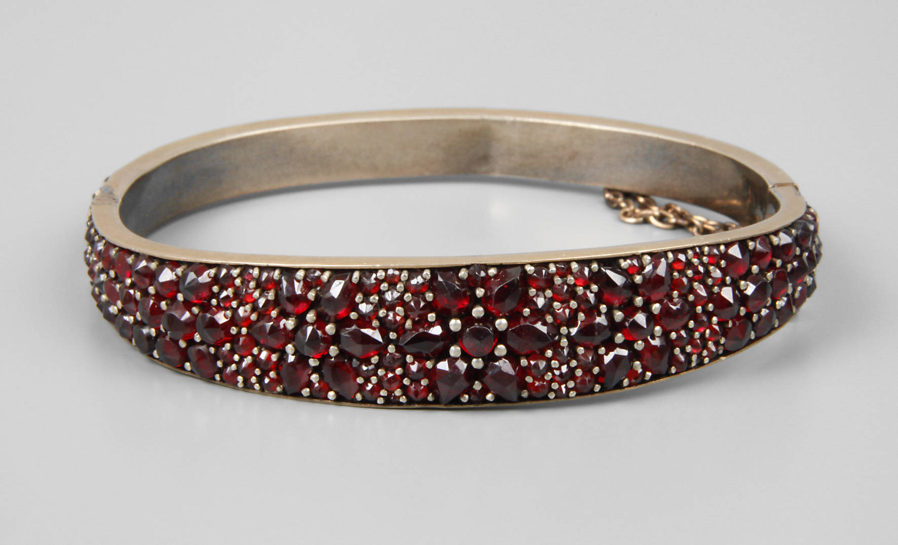 Armreif mit Granatbesatz