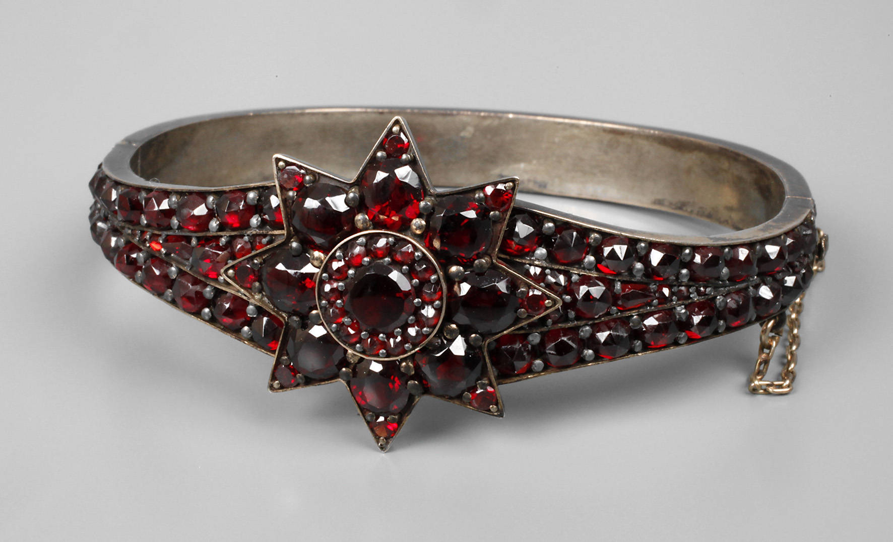 Armreif mit Granatbesatz