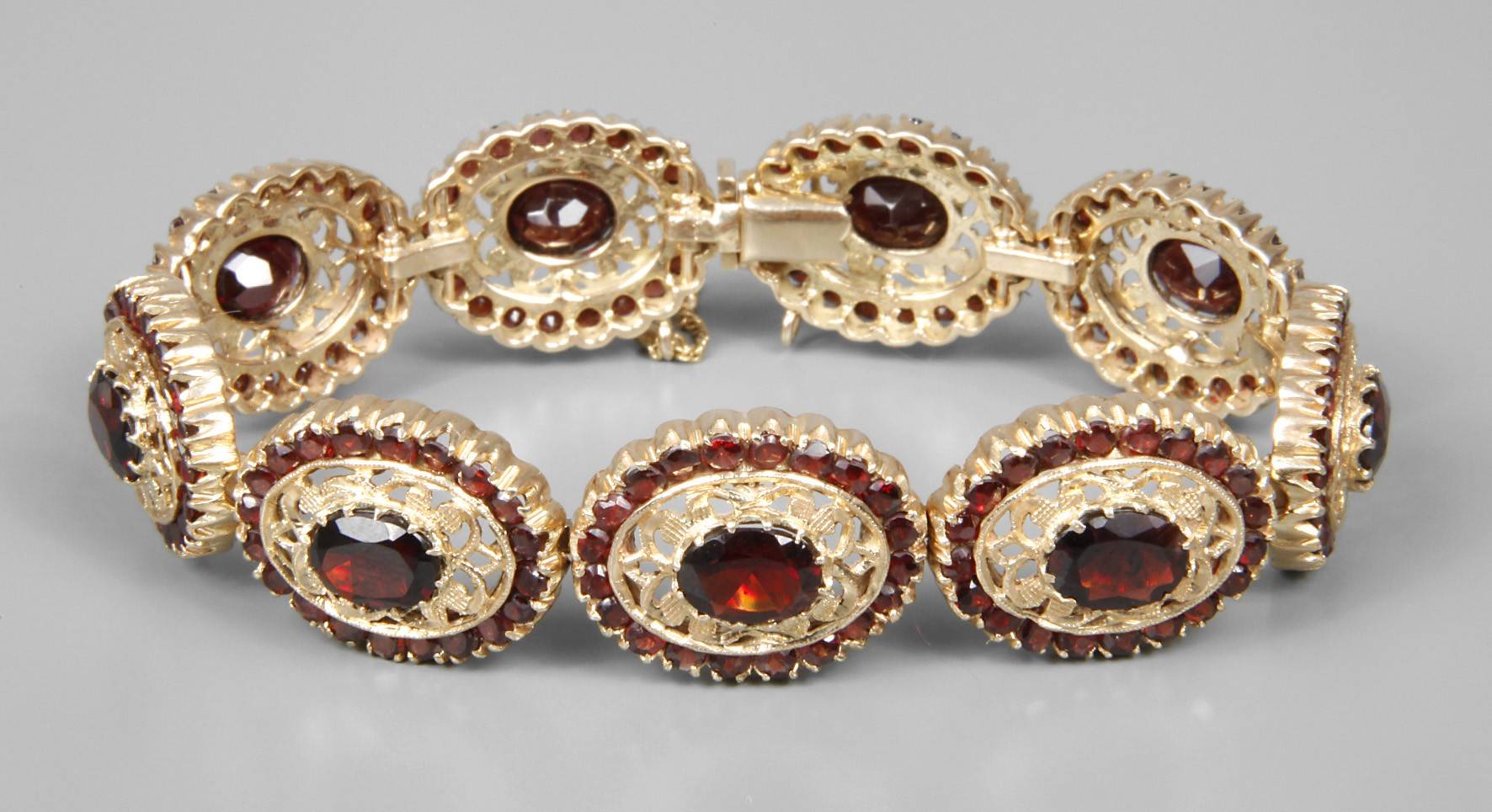 Hochwertiges Armband mit Granatbesatz