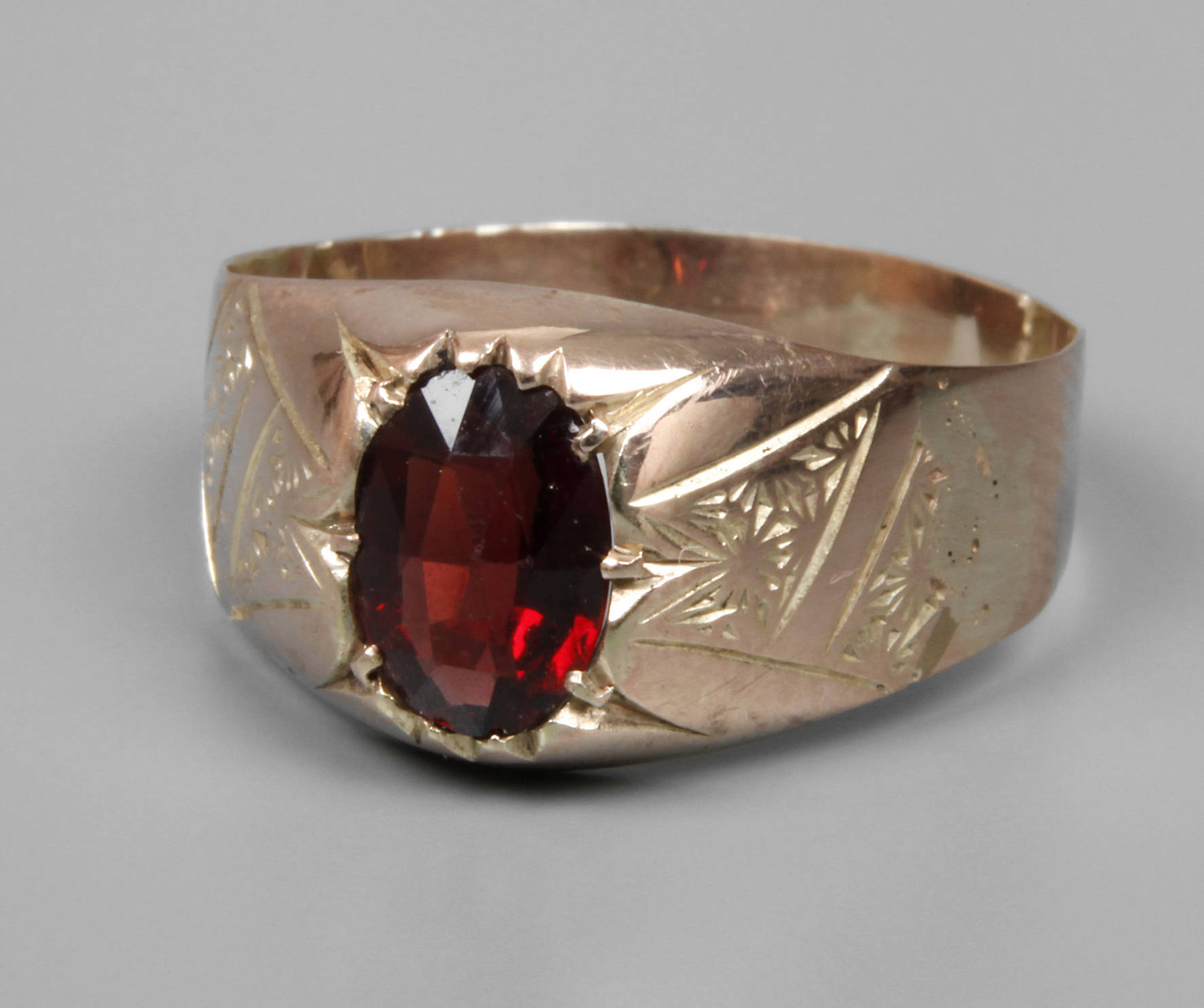 Damenring mit Granat