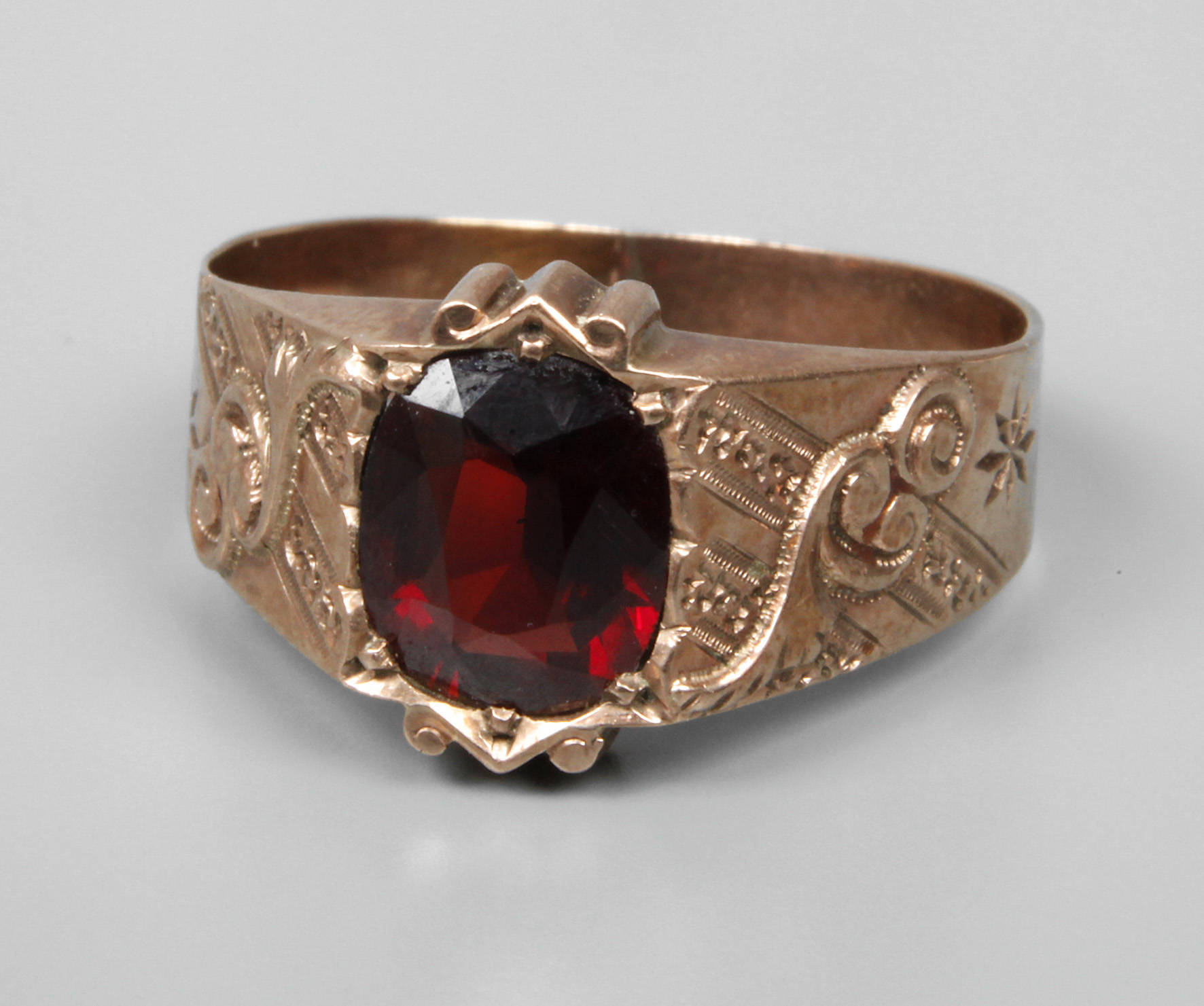 Goldring mit Granat