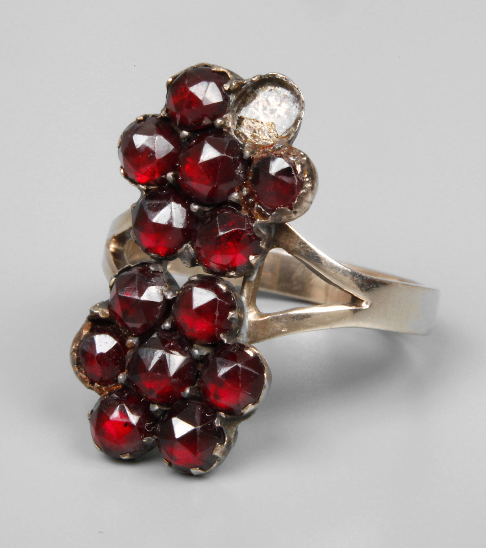 Ring mit Granatrosen