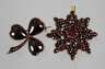 Zwei Granatbroschen