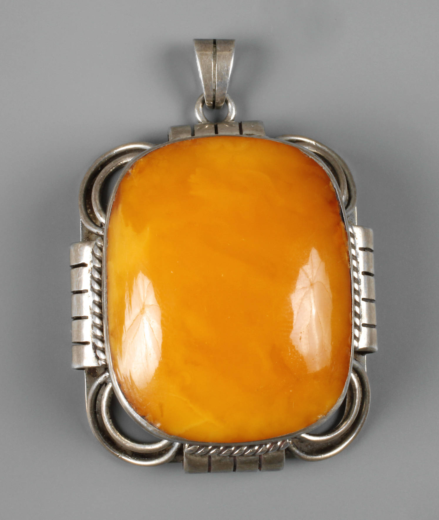 Anhänger mit Bernstein