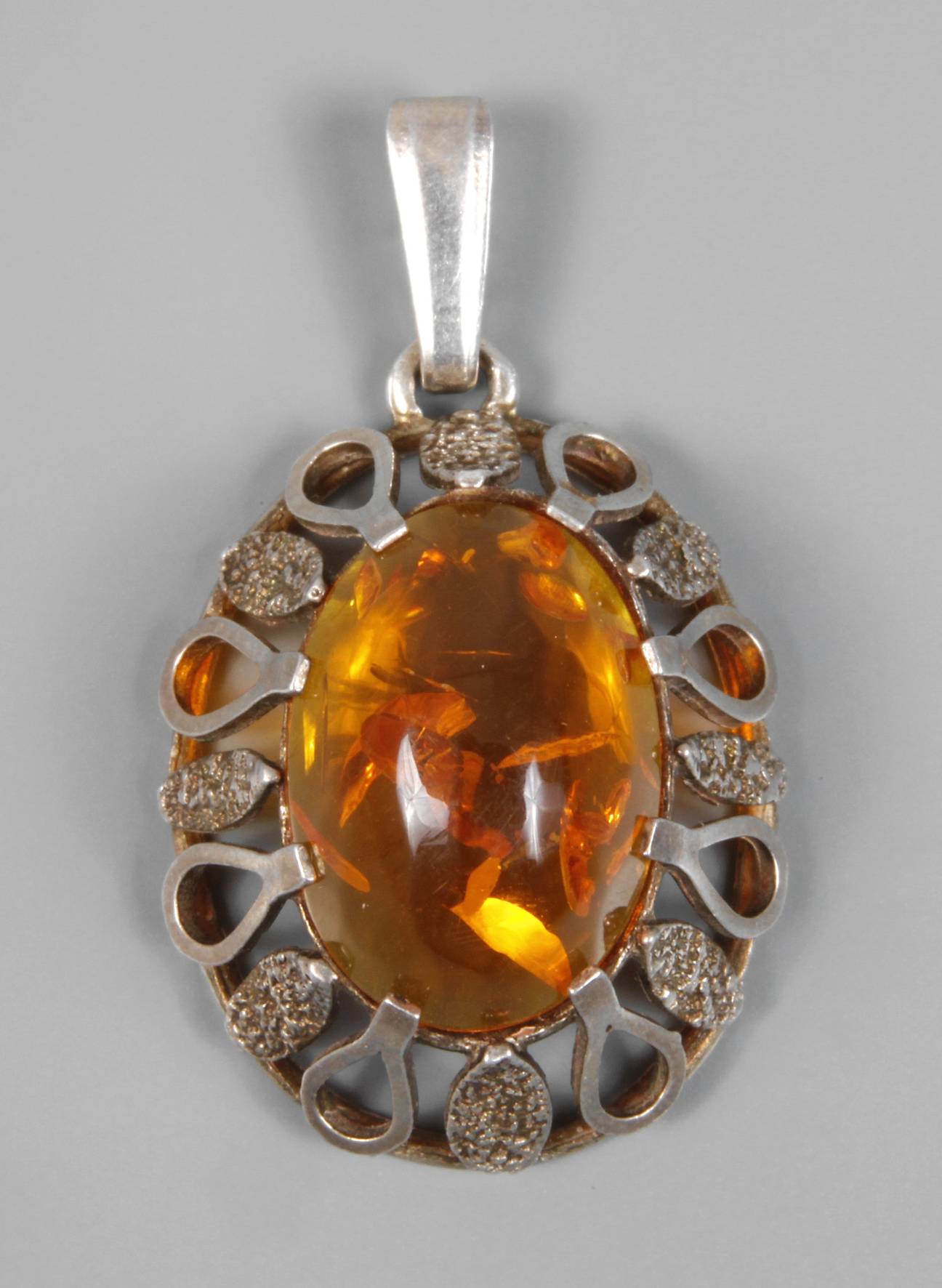 Anhänger mit Bernstein