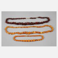 Drei Bernsteinketten111