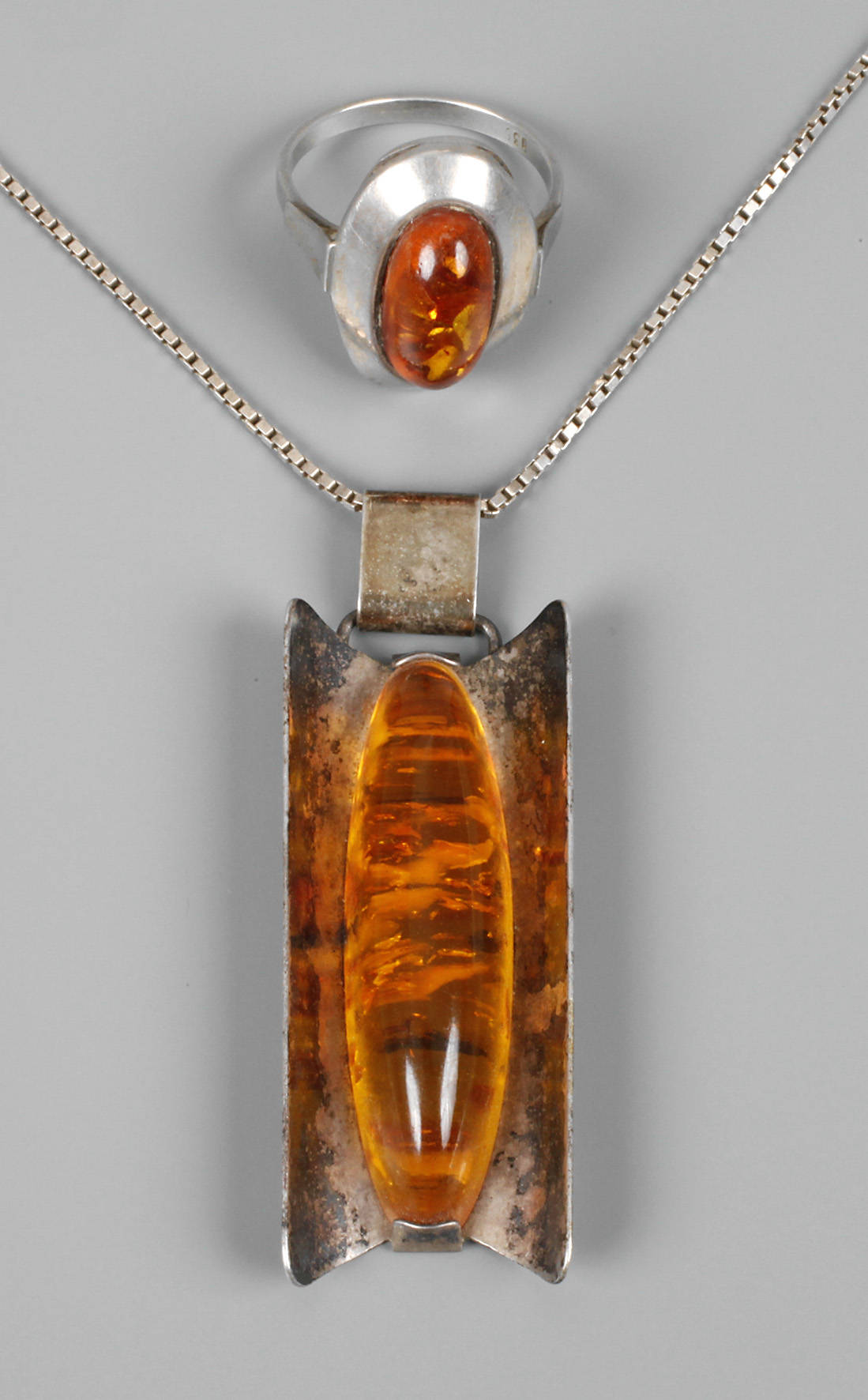 Zwei Teile Bernsteinschmuck